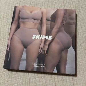 Skims Mid Waist Thong